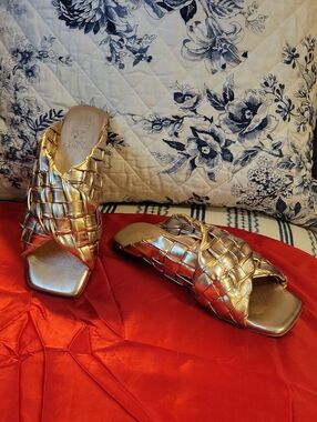 Vince Camuto "Anella" gold metallic Woven Braides Slide Sandals Flats Size 8